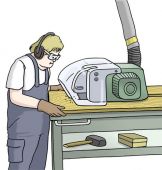 Bild Leichte Sprache: Ein Mann arbeitetn an einer Holzbearbeitungsmaschine.